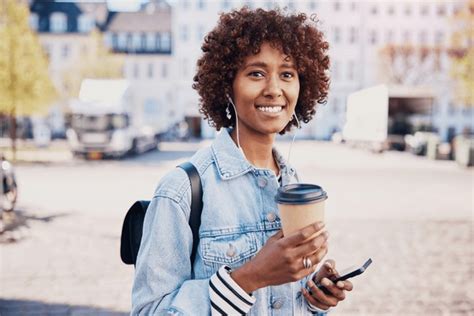 Persona tomando un café para llevar mientras camina