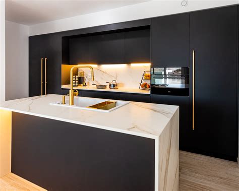 Hornode cristal blanco Siemens integrado en una cocina moderna de líneas rectas