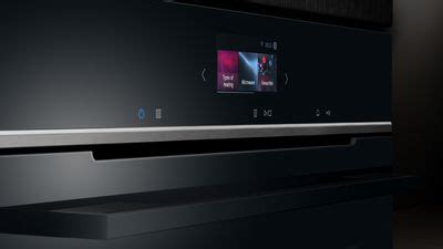 Detalle de un horno Siemens iQ700 con panel de control intuitivo y acabado en cristal blanco