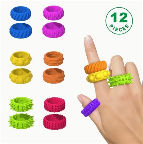Foto de tres anillos magnéticos sensoriales de colores suaves con diferentes texturas