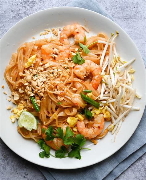 Ilustración de platillos asiáticos (sushi, pad thai) para ambientar la sección de menú.