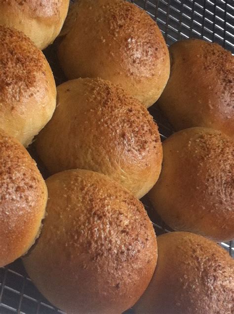 Fotografía de acemitas recién horneadas con su característico tono cobrizo y textura brillante