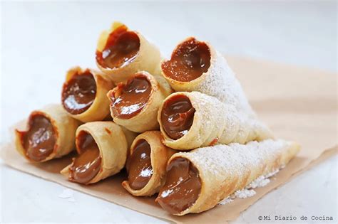 Ilustración de cachitos chilenos rellenos de manjar
