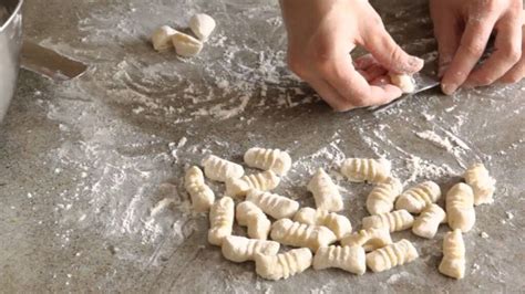 Niños preparando ñoquis en la cocina