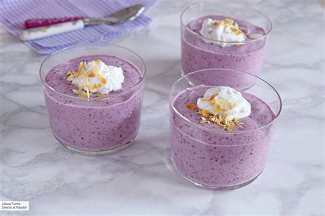 Collage de postres veganos hechos con aquafaba (merengues, mousse, macarons)