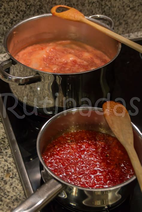 mermelada de pimientos del piquillo hirviendo en una olla