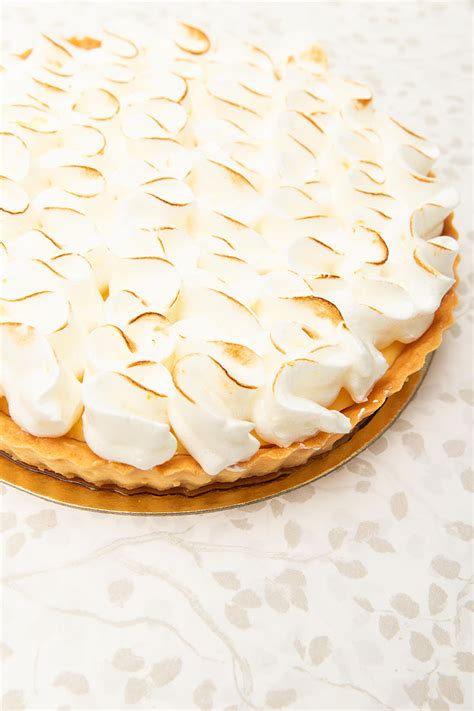 Merengue italiano tostado sobre una tarta de limón.