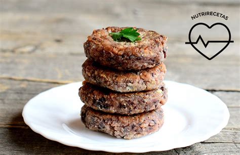 Fotografía gastronómica de hamburguesas de cochayuyo terminadas y emplatadas con ingredientes frescos.