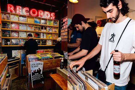 Fotografía de una feria de vinilos y antigüedades