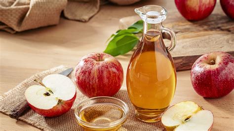 Esquema de ingredientes frescos: naranjas, miel, vinagre de manzana y almidón de maíz sobre una superficie de cocina.