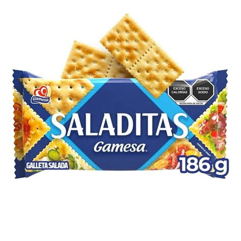 Variedad de galletas horneadas, dulces y saladas en un supermercado