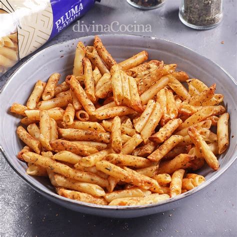Fotografía de pasta chips en una freidora de aire