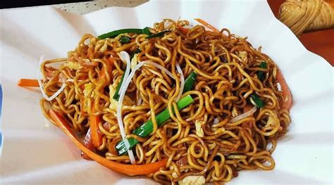 Muestra de chips de fideos fritos con diferentes condimentos (dulces y salados)