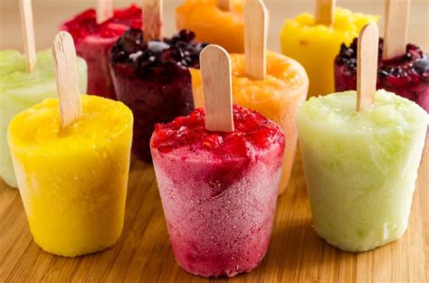 Foto de primer plano de un helado de agua de colores brillantes o sorbete con frutas