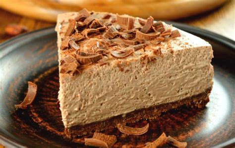 Cheesecake de café y chocolate con queso crema, vista de cerca, decorado con virutas de chocolate.