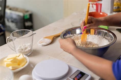 Manos mezclando ingredientes para albóndigas en un bol