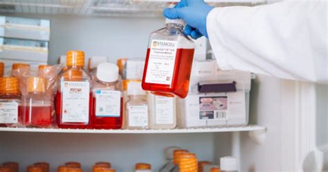 Almacenamiento adecuado de soluciones químicas en un laboratorio