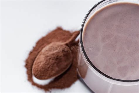 Vaso de leche con chocolate y cacao en polvo