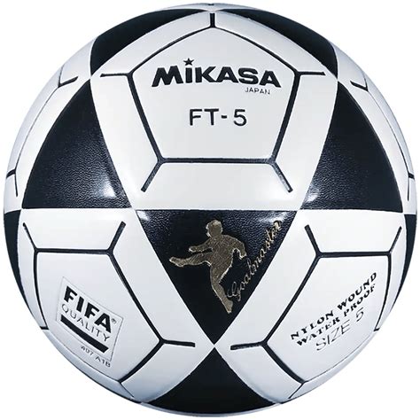Fotografía del balón Mikasa FT5 en un contexto de fútbol amateur.