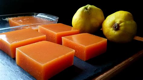 Dulce de membrillo en bloques sobre una tabla de madera
