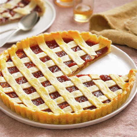 Rebanada de tarta enrejada de membrillo con una bola de helado