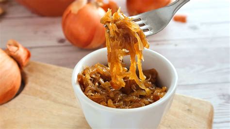 cebolla caramelizada en sartén, textura melosa y dorada