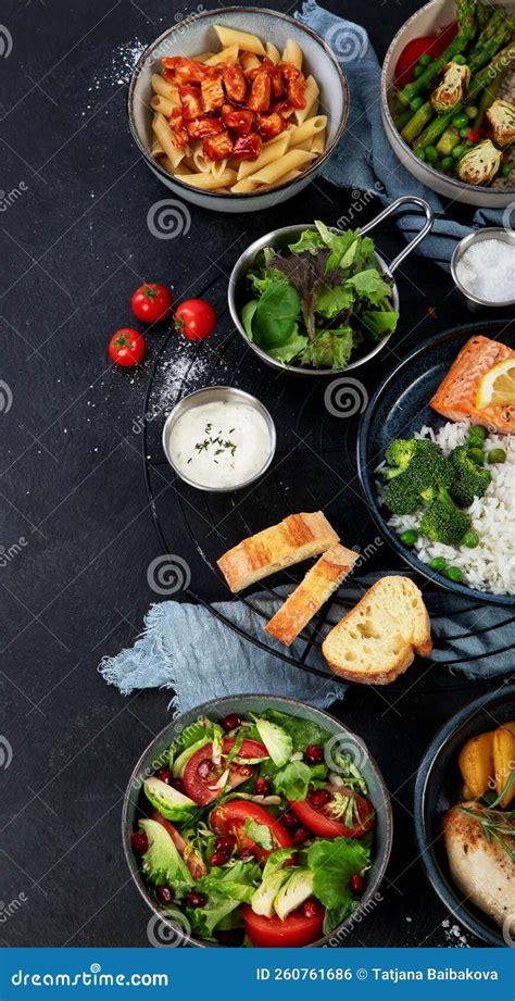 Imagen de varios platos ligeros y saludables, como ensaladas, salmón al papillote y pollo con verduras.