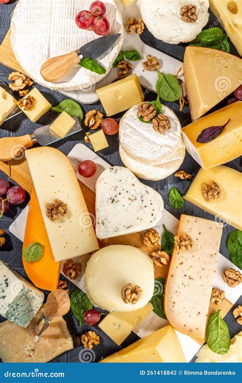 Foto de varios tipos de quesos crema caseros con diferentes hierbas y especias.