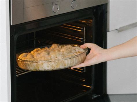 Infografía comparativa de materiales aptos para horno: metal, vidrio templado, silicona y cerámica.