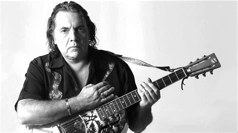 Foto de archivo de Pappo con su guitarra y su icónica vestimenta de cuero.