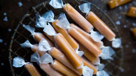 Imagen de calugas de chocolate blanco con nueces y coco sobre papel mantequilla