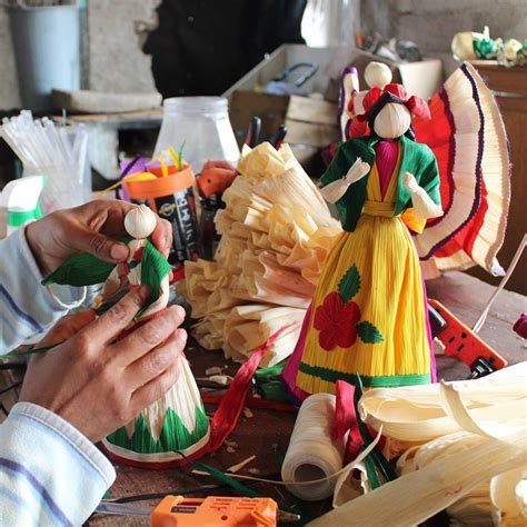 Artesana enseñando a trenzar hojas de maíz
