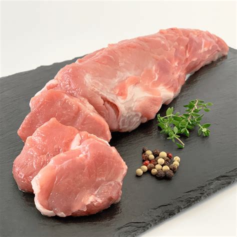 Bandeja con cortes de solomillo de cerdo crudo, listos para cocinar.