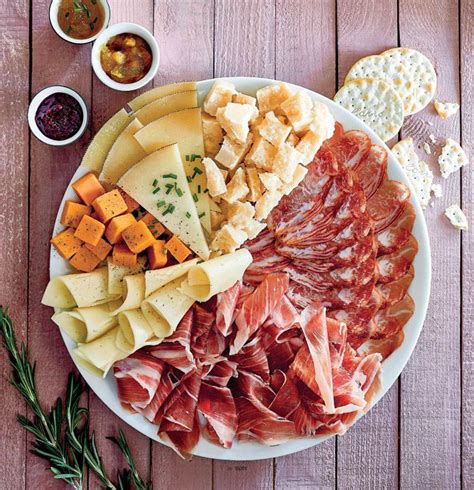 Fotografía de un antipasto variado con jamones, quesos, patés y acompañamientos