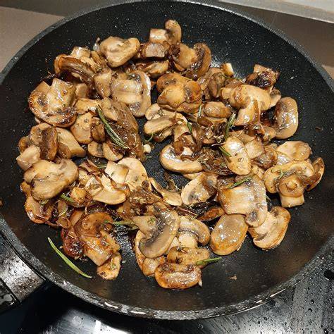 Plato de gnocchis a la oliva con hierbas y champiñones salteados en un restaurante