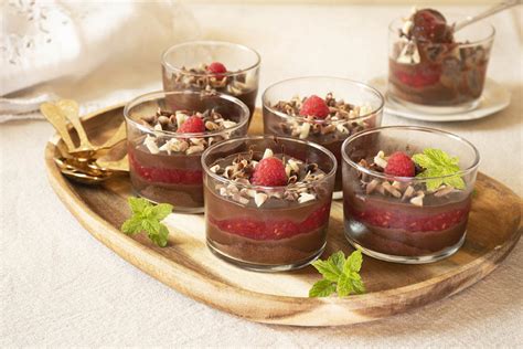 Fotografía de los postres Gozúa y Mousse de la Nonna presentados artísticamente