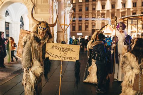 Fotografía de un grupo de personas disfrazadas de Krampus participando en un desfile