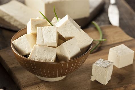 Tofu firme prensado y cortado en cubos sobre papel de cocina