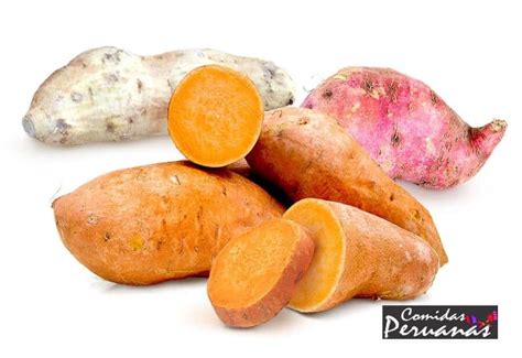 Camote entero y rodajas de camote preparándose para la cristalización