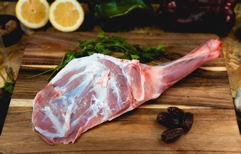 Fotografía de una paletilla de cordero asándose en una espada con jaula