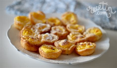 Imagen de pastelitos de hojaldre rellenos de crema de limón y decorados con merengue italiano dorado