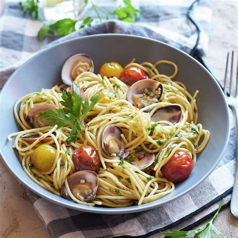 Plato de pasta con almejas y tomates cherry