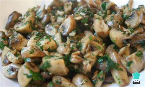 Plato de salteado de setas ostra con ajo y perejil fresco