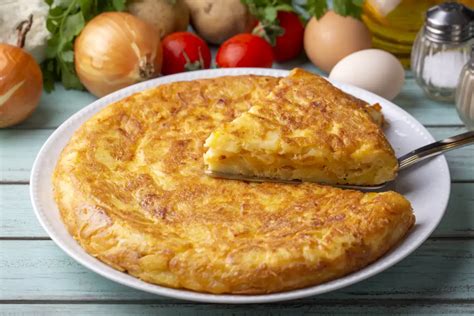 Plato de tortilla española con brócoli y champiñones