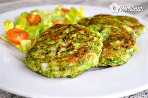 Tortitas de brócoli doradas en un plato, acompañadas de ensalada