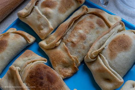fotografía de empanadas de pino recién horneadas con su característico color dorado