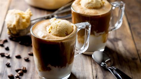 Fotografía de un café helado de vainilla servido en una copa alta con granos de café decorativos