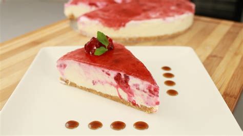 cheesecake de frambuesa casero recién horneado