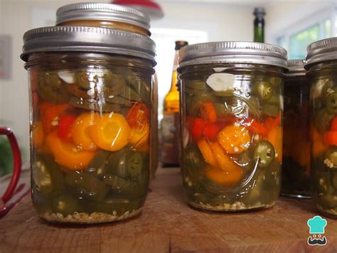 Jalapeños en escabeche caseros en un frasco de vidrio