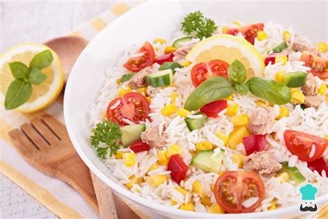 Foto de una ensalada de arroz integral con queso feta y limón